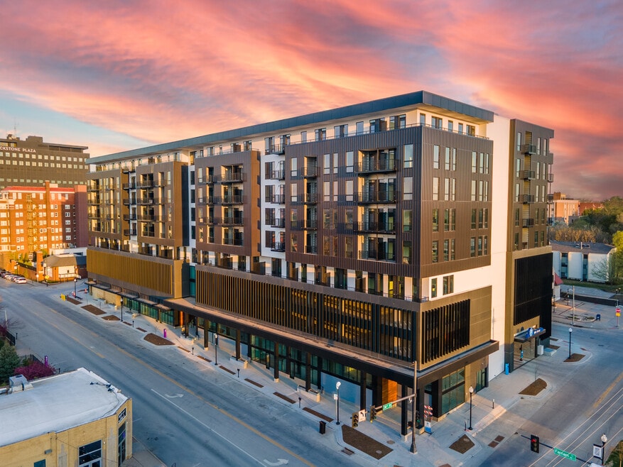 Thirty Seven West Farnam, Omaha, NE 68131 - photo 1