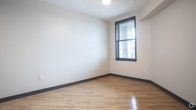 1BR,1BA,-693SF