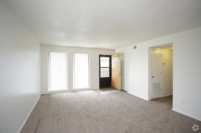 2BR, 1BA - 920 SF
