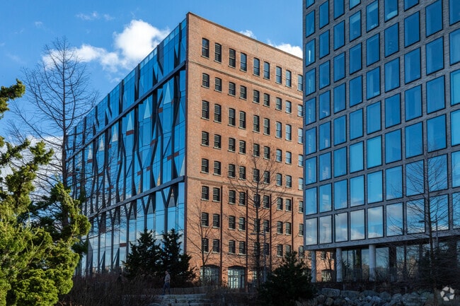 The commercial building 10 Jay Street