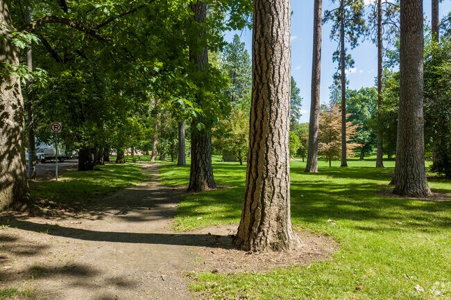 Cannon Hill Park features a walking trail that surrounds the park.