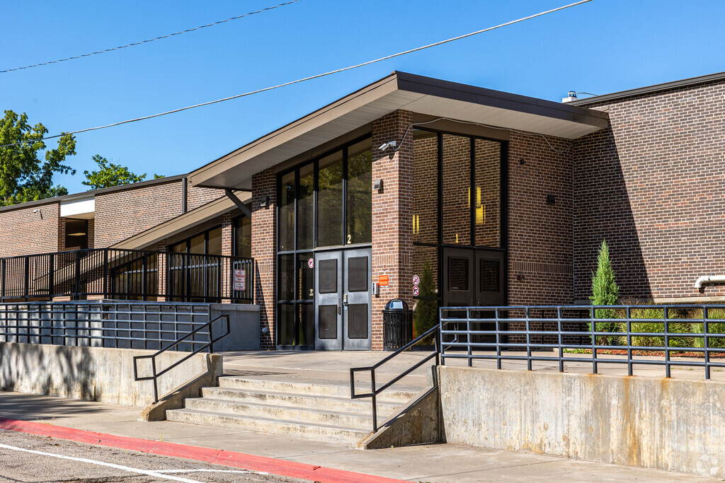 Administration welcomes all students and parents to Highland Park Central Elementary School.