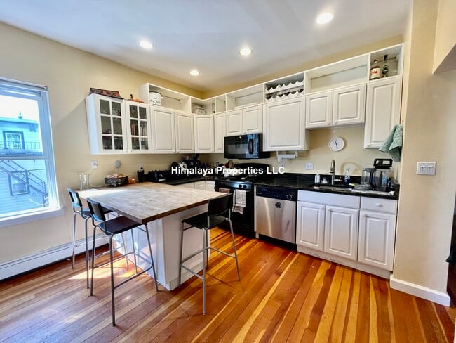 174 Putnam Ave unit 2, Cambridge, MA 02139 - photo 2