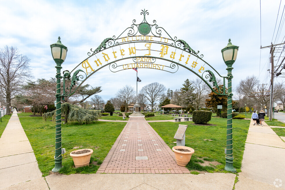 Neighborhood_Cedarhurst_12324