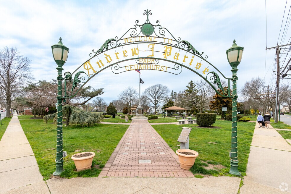 Neighborhood_Cedarhurst_12324