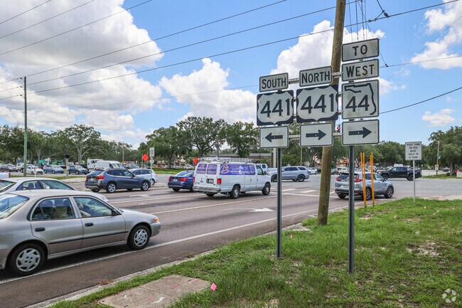 Lake Yale commuters can use nearby SR 441 to get to Orlando and other areas.