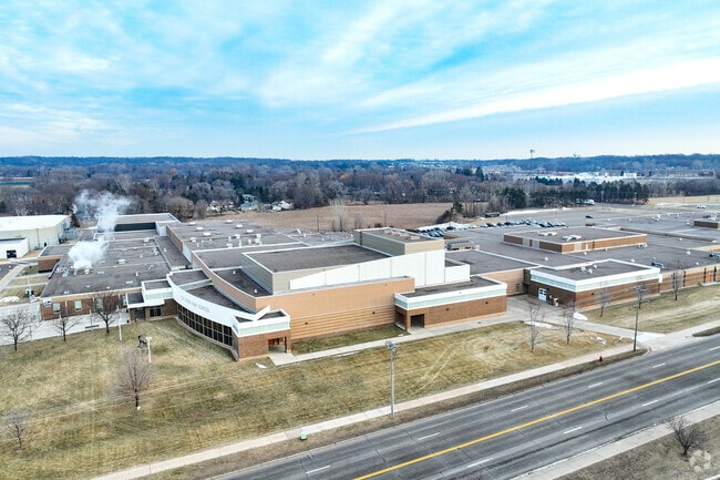 The student-teacher ratio at Elk River Senior High School is 31 to 1.