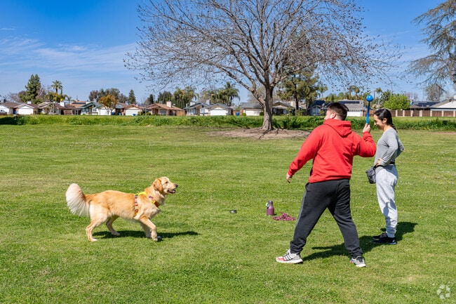 North Highlands Park near Highland Knolls has large green areas and is popluar with dog owners.