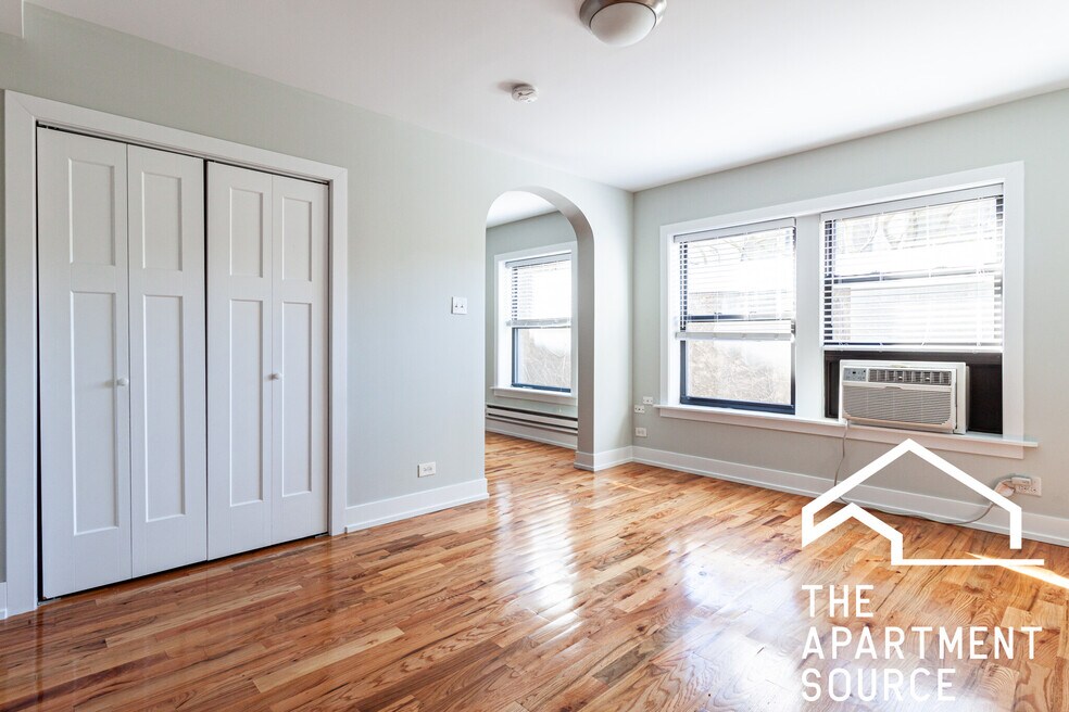 560 W Arlington Place unit 211, Chicago, IL 60614 - photo 1