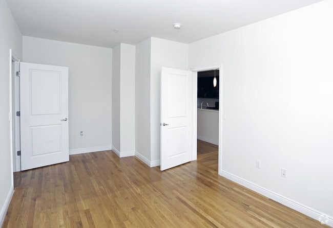 St George, Harrison, NJ 07029 - photo 5