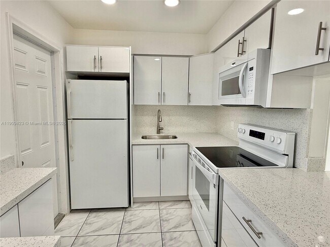 20201 NE 29th Ct unit 21, Miami, FL 33180 - photo 7