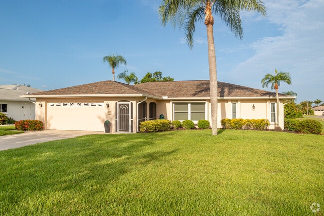 Ranch style home with 2 car garage in Venice Gardens.