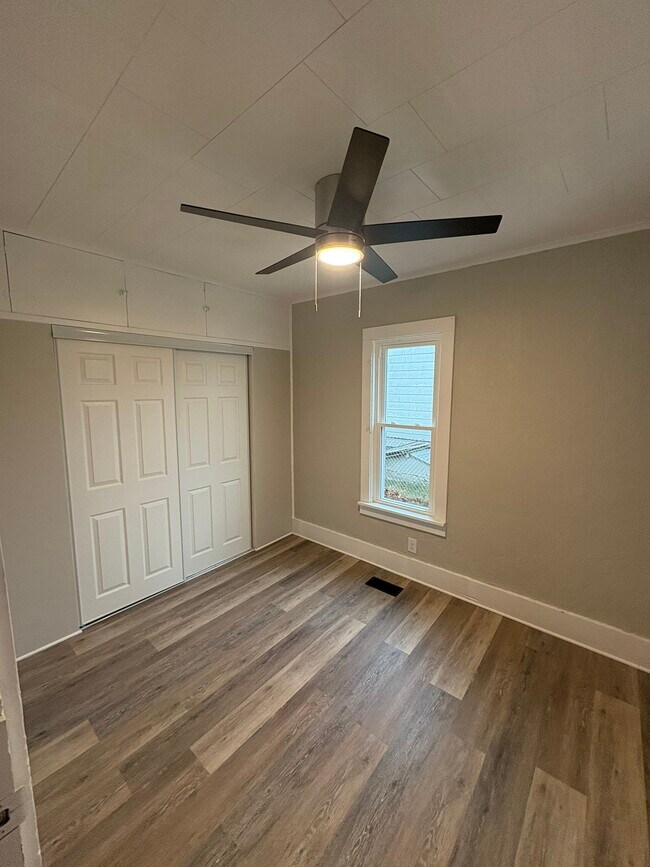 233 Chestnut St, Newcomerstown, OH 43832 - photo 6