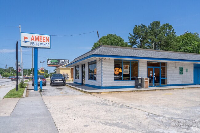 Ameen Fish & Wings serves up southern style fried dishes.