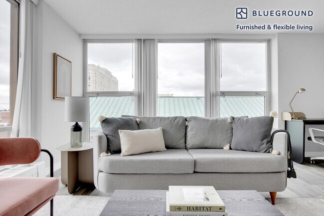 5600 N Sheridan Rd unit FL6-ID658, Chicago, IL 60660 - photo 2