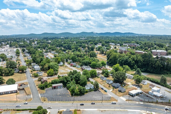 Not far from downtown Lynchburg, Tate Springs is a great area to live in.