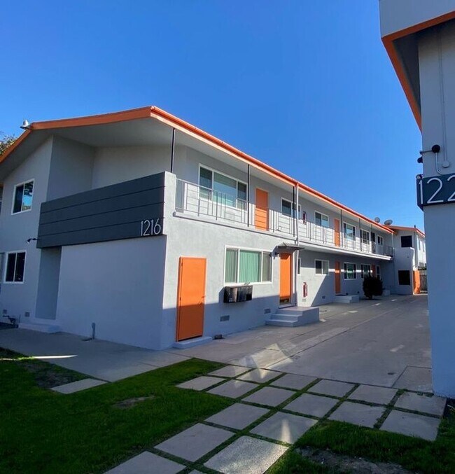 1216 W 37th Place, Los Angeles, CA 90007