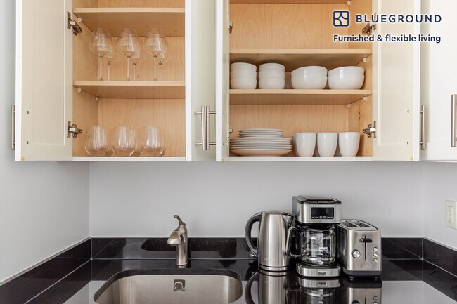 330 E 46th St unit FL5-ID1794, New York, NY 10017 - photo 6