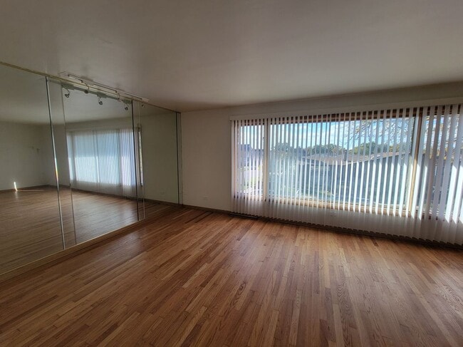 9225 S Cregier Ave, Chicago, IL 60617 - photo 3