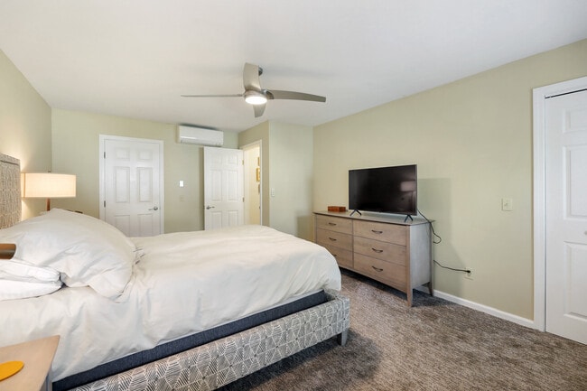 Master Bedroom (2d Floor)