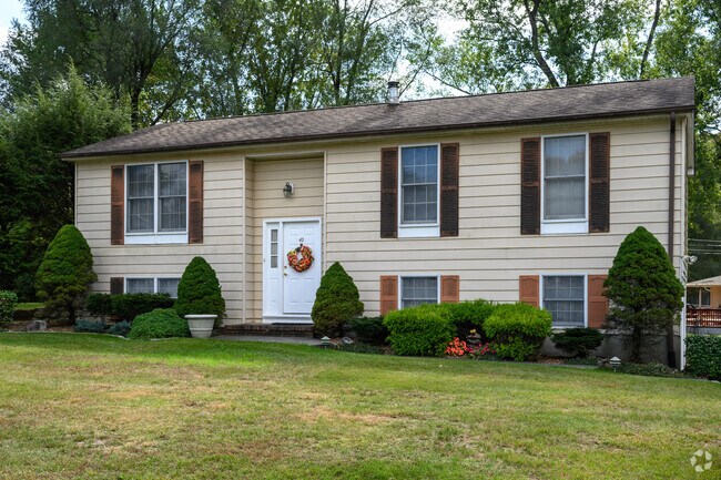 Hamburg has few single-family homes, but split-levels are particularly popular.