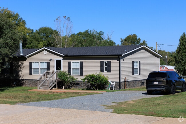 Traditional home in Stonewall on a country road.