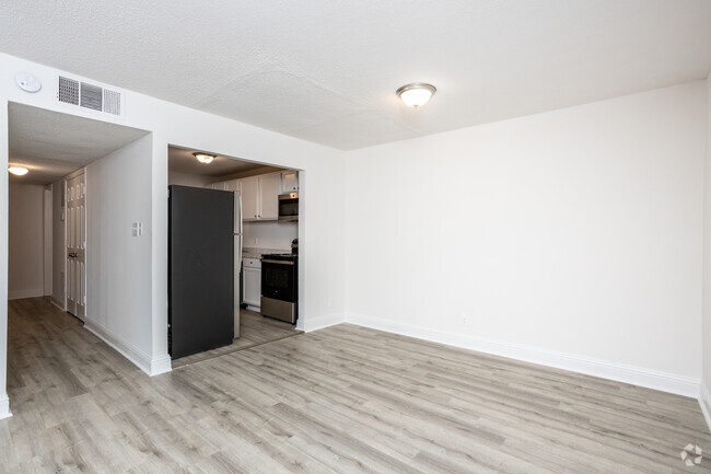 1BR, 1BA - 750SF - Dining Room/Kitchen