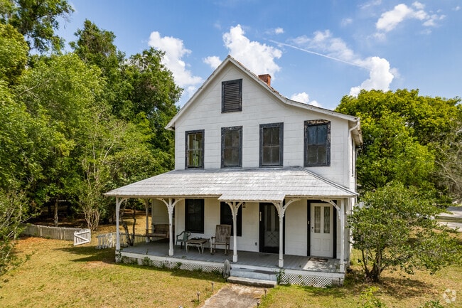 Belleview century homes with decorative trim populate around Lake Lillian.