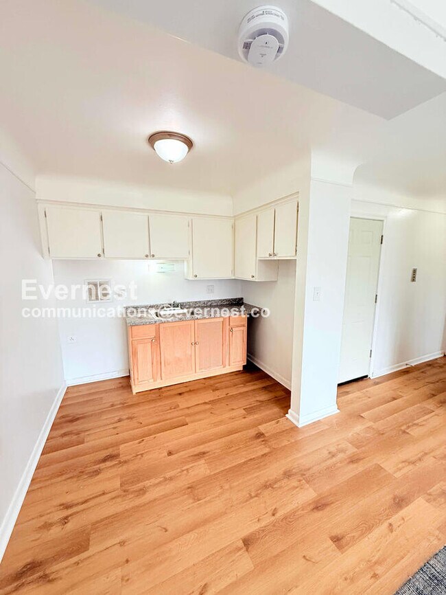 15601 Schoolcraft Rd unit 1, Detroit, MI 48227 - photo 4