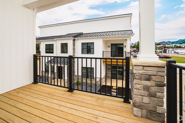 2BR, 1BA - 953SF - Balcony