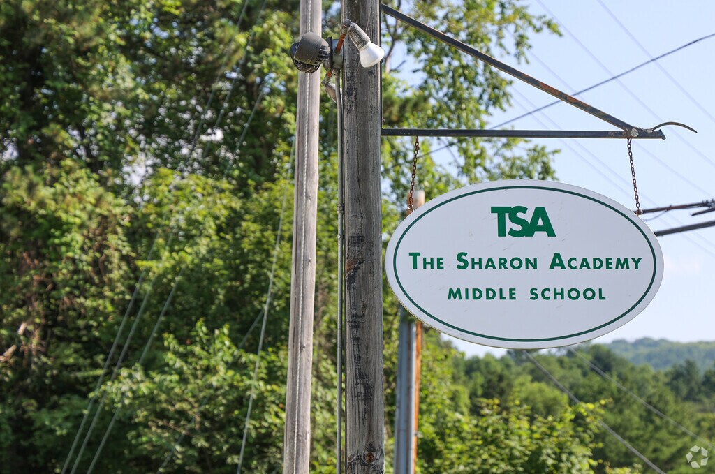 The Sharon Academy earns a B minus on Niche.