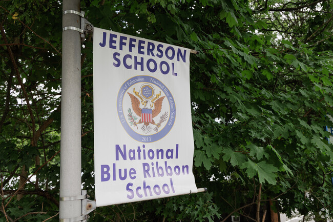 Thomas Jefferson Elementary School has a student-teacher ratio of 11 to 1.