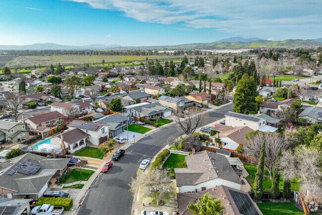 The streets in Tempo are spacious, quiet and lined with trees and well-maintained sidewalks.