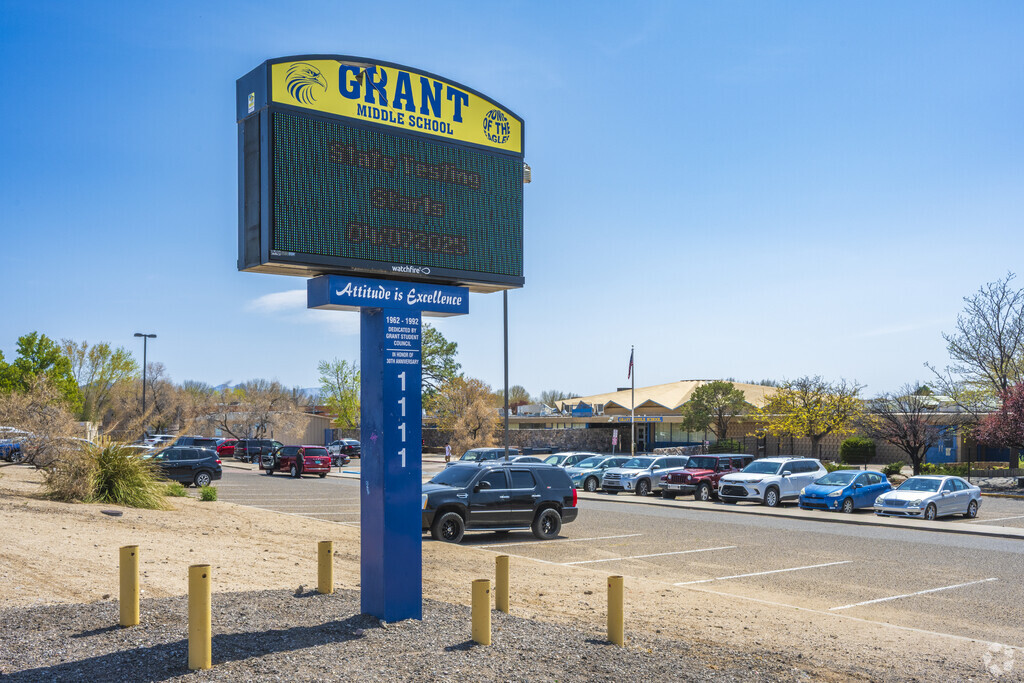 Grant Middle School receives a B rating from Niche.