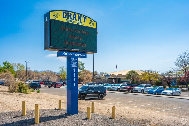 Grant Middle School receives a B rating from Niche.