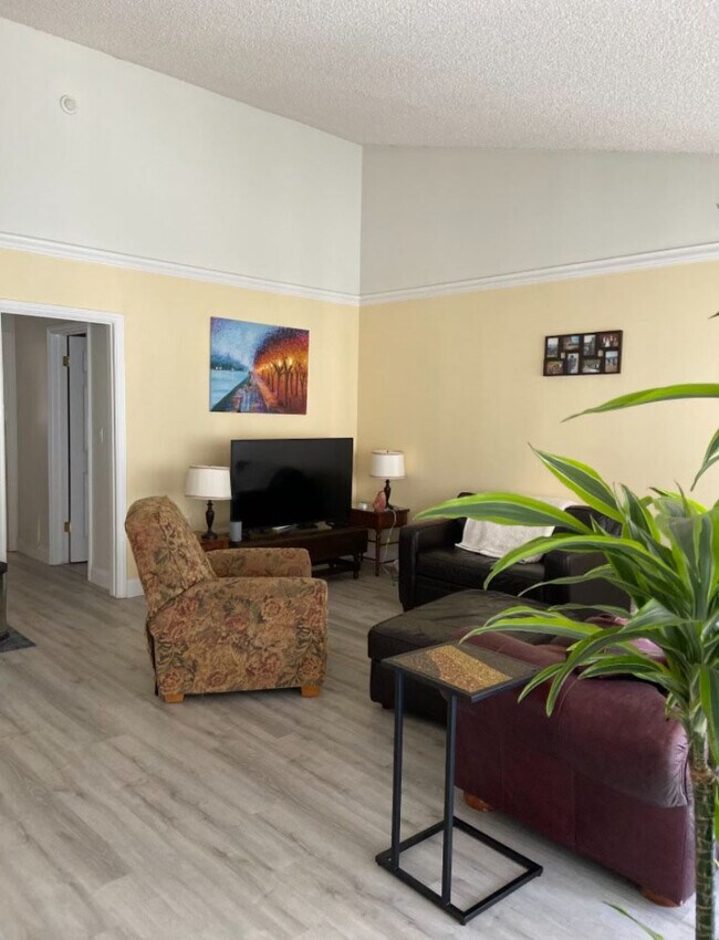 902 Camino Real Unit 208, Redondo Beach, CA 90277