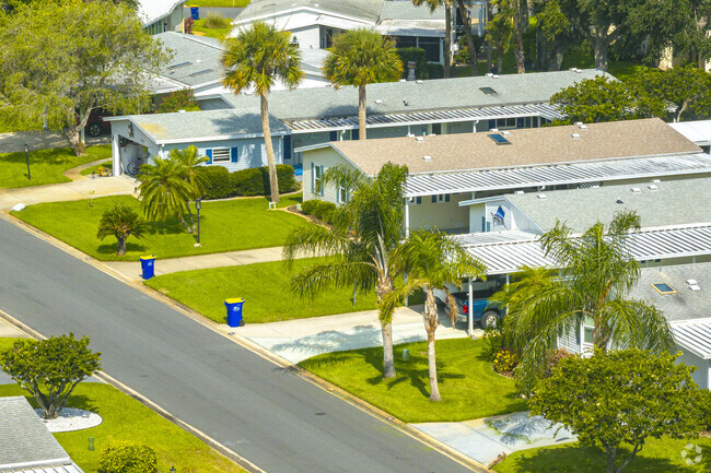 This row of Edgewater Landing homes boasts well manicured lawns and neatly placed palms.
