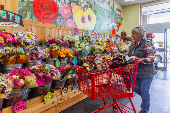 There are plenty of shopping options in Federal Way for Lakota residents.