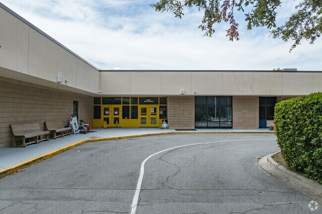 Hilton Head Island Elementary School is a public magnet school.
