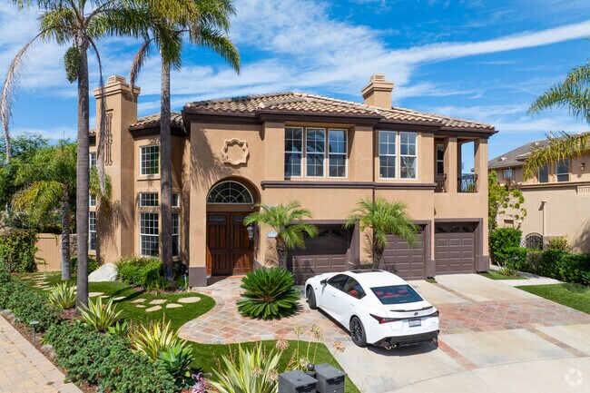 Edwards Hill homes often feature deep setbacks and broad lawns.