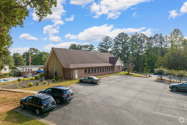 Duluth Adventist Christian School has a student-teacher ratio of 15 to 1.