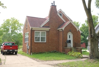 1210 W 20th St, Cedar Falls, IA 50613
