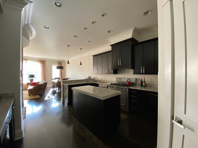 2138 W Roscoe St unit 2, Chicago, IL 60618 - photo 6