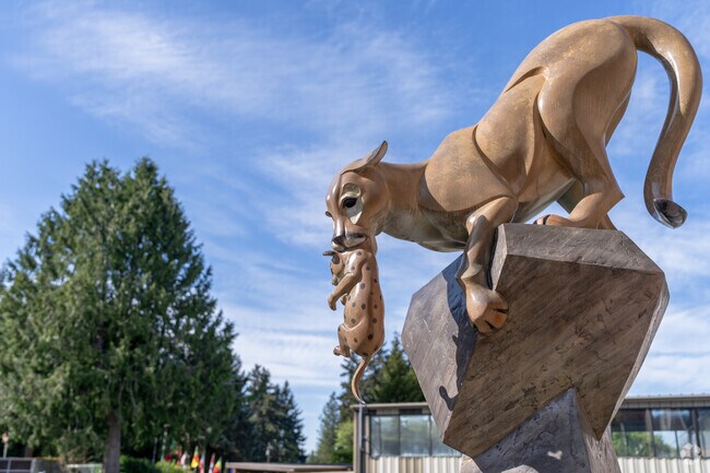 A bold wood carving adorns the entrance of Cougar Mountain Zoo.