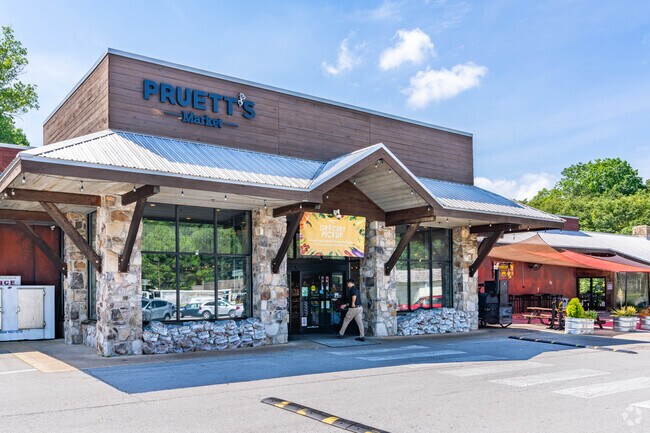 Pruett's in Walden is a local hub for groceries and neighborhood events.