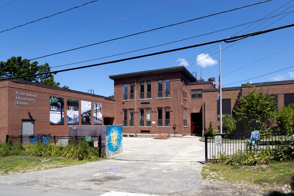 Peaks Island Elementary School serves students from grades PK-5.