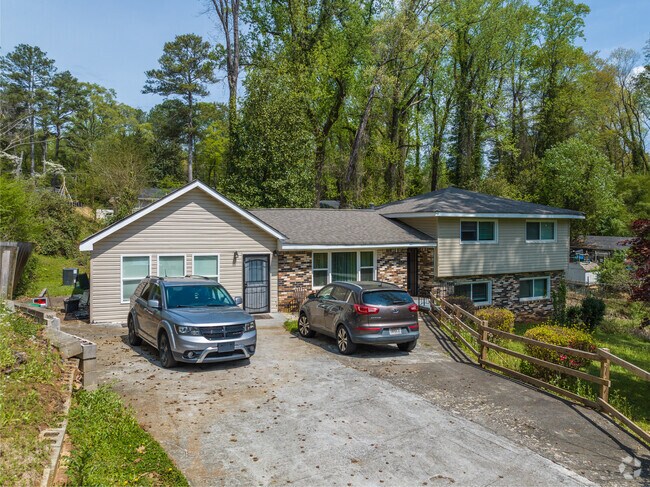 Midcentury modern homes are available in Belvedere Park.