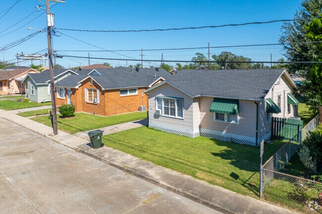 A line of cottages with small, unadorned front yards on Maxine St in Houma Heights.