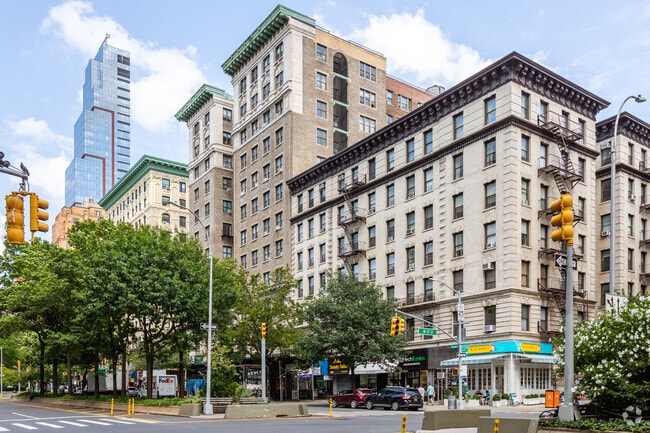 Manhattan Valley is lined with gorgeous buildings and archtecture