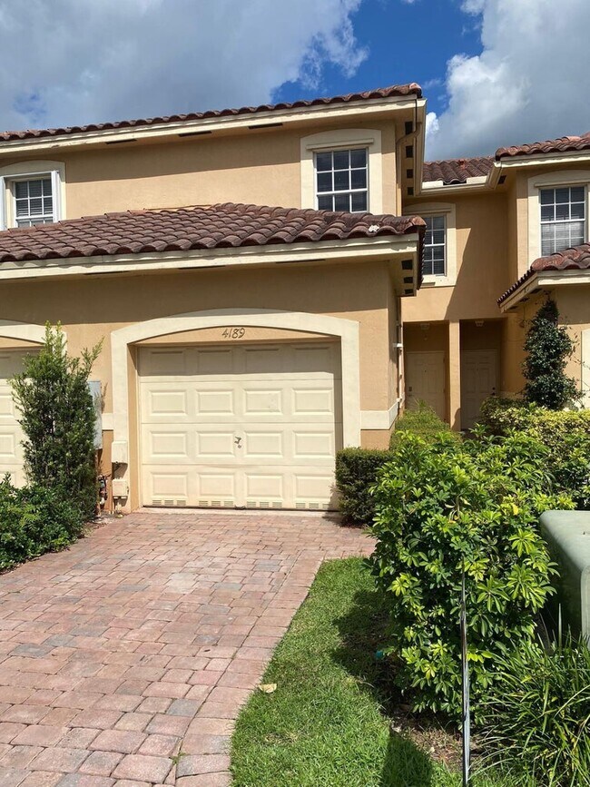 4189 Crystal Lake Dr, Deerfield Beach, FL 33064